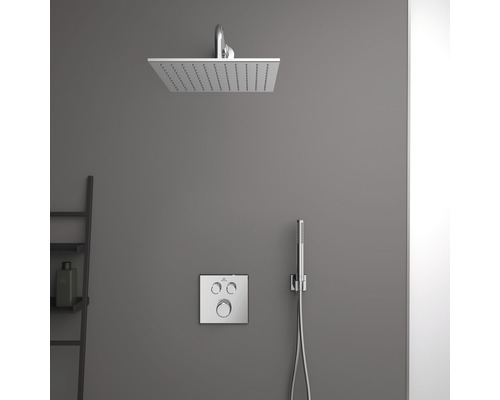 Quadratische Kopfbrause mit Handbrause und Steuerungselementen in einem Badezimmer.