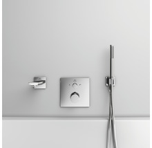 Aufputz-Badearmatur mit Handbrausegarnitur an einer Wand