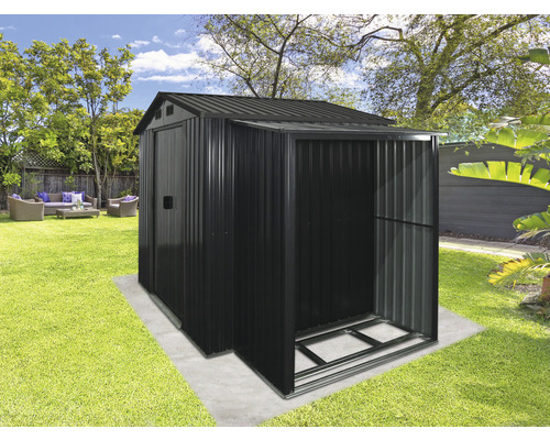 Gartenschuppen mit geöffneter Tür im Garten