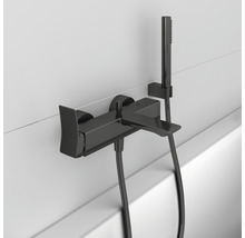 Schwarze Aufputz-Badewannenarmatur mit Handbrausegarnitur an der Wand montiert.
