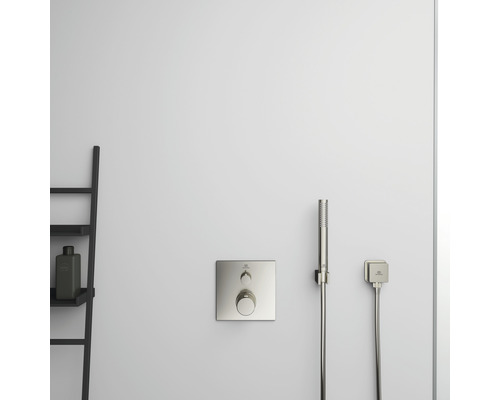 Wandmontierte Duscharmatur mit Handbrause und Ablage im Badezimmer