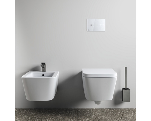Modernes Badezimmer mit Bidet, Wand-WC, Betätigungsplatte und WC-Bürste