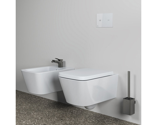 Badezimmeransicht mit wandhängendem WC, Bidet, Betätigungsplatte und WC-Bürste für ein modernes Ambiente