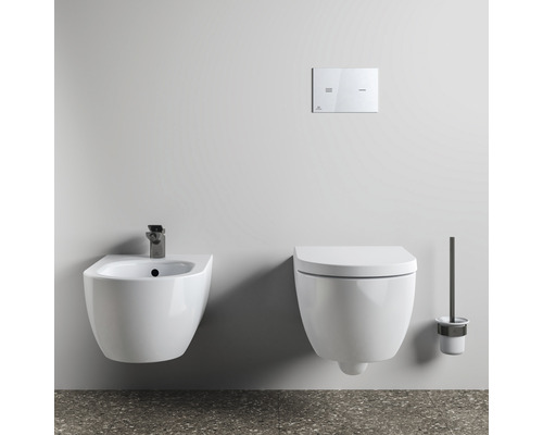 Badezimmerausstattung mit wandhängendem Bidet, Toilette, Betätigungsplatte und Toilettenbürstengarnitur