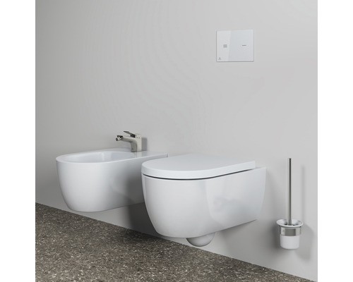 Hänge-WC und Bidet mit Armatur und Toilettenbürste in einem Badezimmer