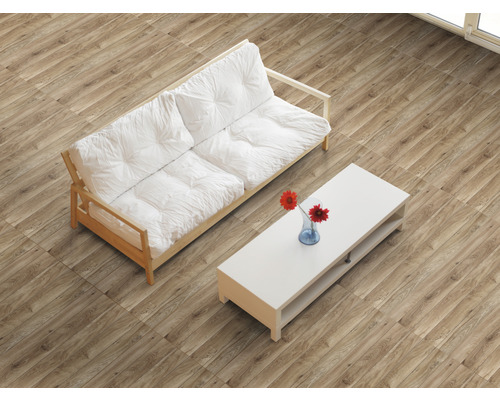 Ansicht eines Wohnzimmers mit Bodenfliesen in Holzoptik, Sofa und Tisch.