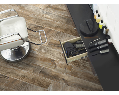 Friseursalon mit Stuhl, Frisiertisch und Holzbodenfliesen