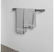 Grauer Handtuchhalter mit zwei Handtüchern an einer Wand