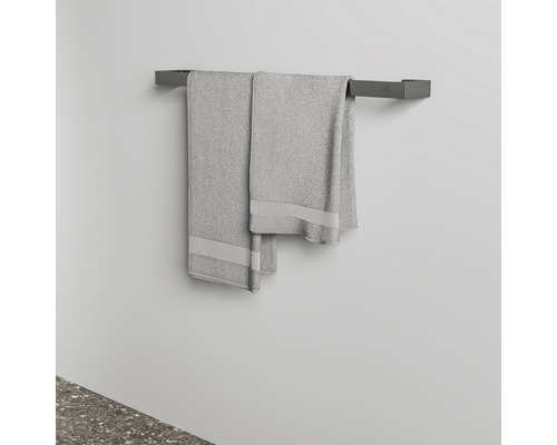 Grauer Handtuchhalter mit zwei Handtüchern an einer Wand