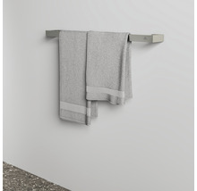 Zwei graue Handtücher auf einem Handtuchhalter an der Wand