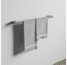 Handtuchhalter mit zwei Handtüchern an der Wand
