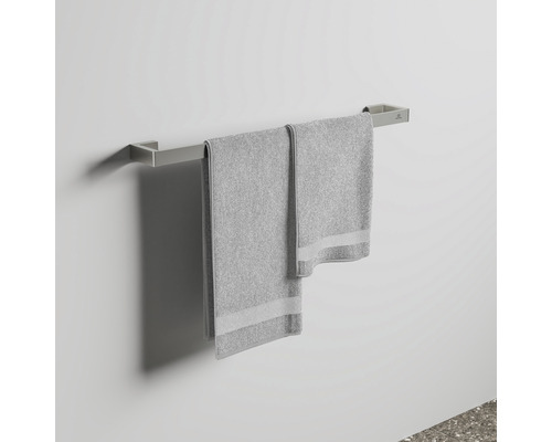 Handtuchhalter mit zwei Handtüchern an der Wand