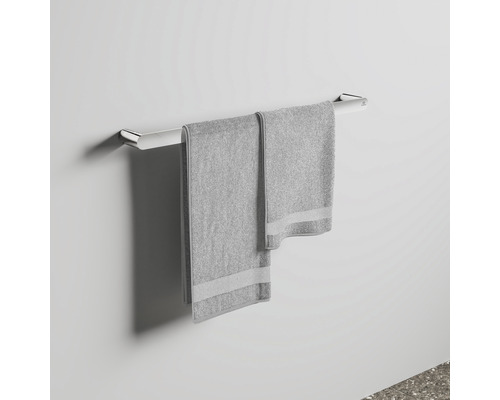 Handtuchhalter mit zwei grauen Handtüchern