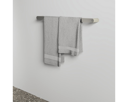 Handtuchhalter mit zwei Handtüchern im Badezimmer