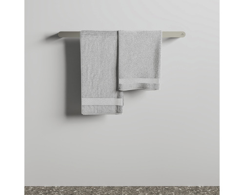 Zwei Handtücher hängen an einem Handtuchhalter an der Wand