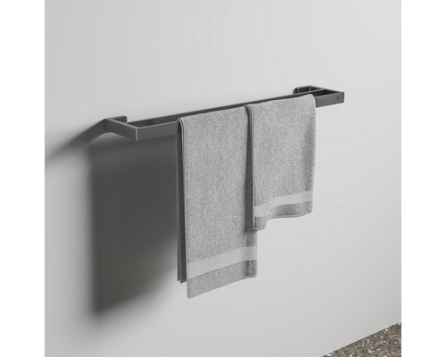 Handtuchhalter mit zwei grauen Handtüchern