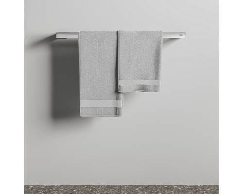 Zwei graue Handtücher auf einem Handtuchhalter