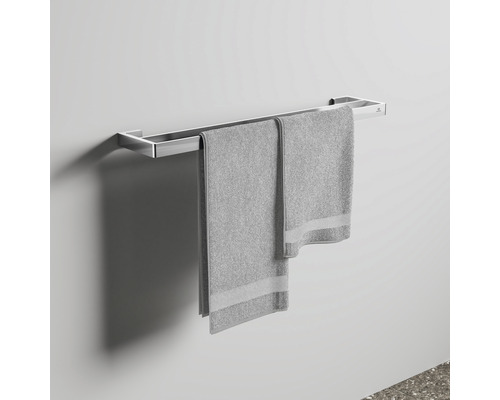 Handtuchhalter aus Metall mit Handtüchern