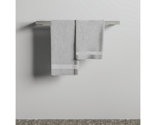 Handtuchhalter mit zwei Handtüchern an der Wand