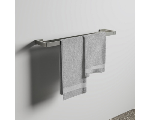 Handtuchhalter aus Metall mit zwei Handtüchern