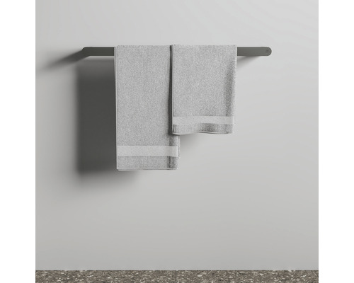 Graue Handtücher hängen an einem Handtuchhalter