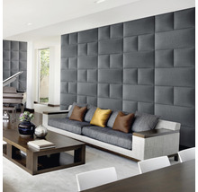 Wohnzimmer mit grauen Akustikpaneelen an der Wand, Sofa und Couchtisch