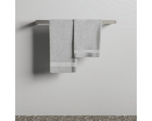 Graue Handtücher auf einer Handtuchstange im Badezimmer.