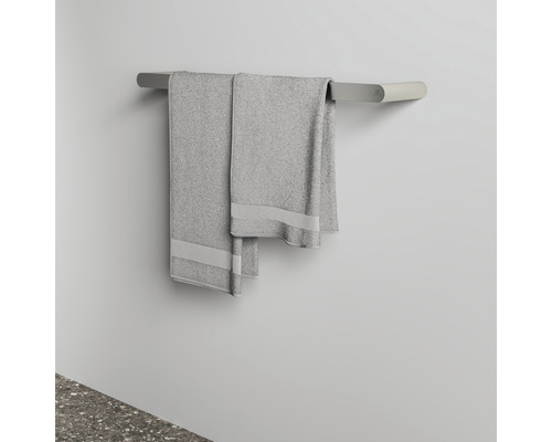 Wandhandtuchhalter mit zwei Handtüchern im Badezimmer.