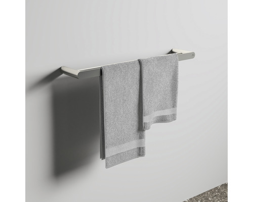 Handtuchhalter mit zwei grauen Handtüchern