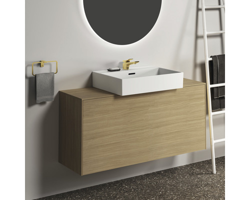 Badezimmer mit Waschtisch, Aufsatzwaschbecken, Handtuchhalter und Leiter