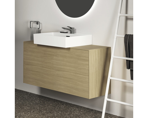 Badezimmer mit Waschtischunterschrank in Holzoptik und Aufsatzwaschbecken