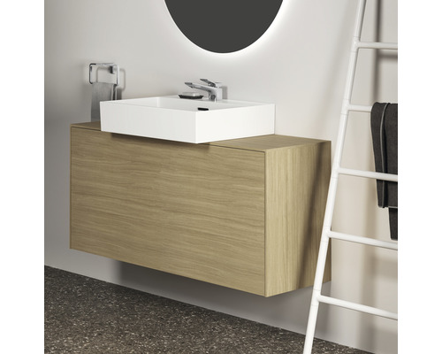 Modernes Badezimmer mit Waschtischunterschrank, Aufsatzwaschbecken und Handtuchhalter