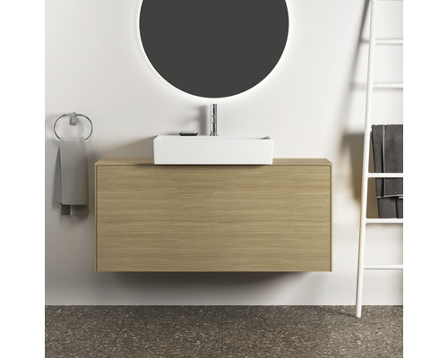 Modernes Badezimmer mit Waschtischunterschrank, Aufsatzwaschbecken und Spiegel