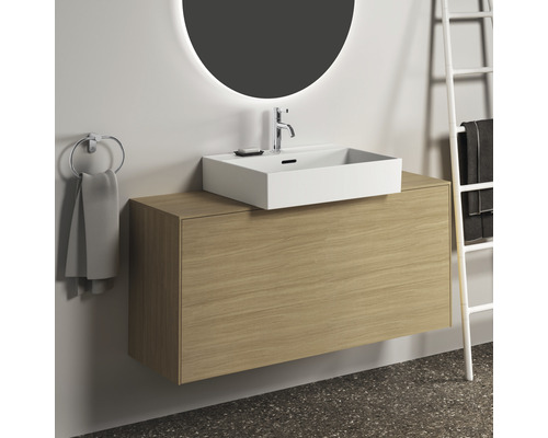 Badezimmer mit Waschtischunterschrank, Aufsatzwaschbecken, Spiegel und Handtuchhalter