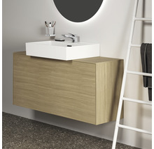 Badezimmer mit Waschtischunterschrank in Holzoptik und Aufsatzwaschbecken