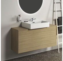 Badezimmer mit Waschtischunterschrank, Aufsatzwaschbecken und Spiegel mit Beleuchtung
