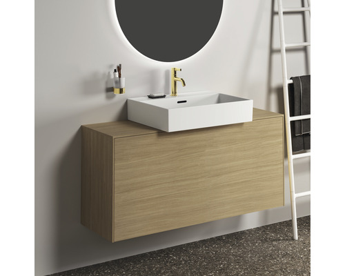 Modernes Badezimmer mit Waschtischunterschrank, Aufsatzwaschbecken, Armatur und Spiegel