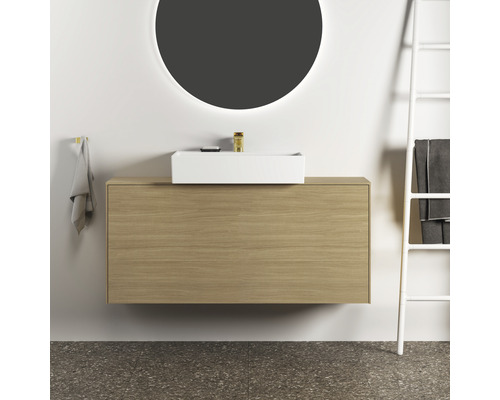 Modernes Badezimmer mit Waschtisch, Aufsatzwaschbecken, rundem Spiegel und Handtuchleiter