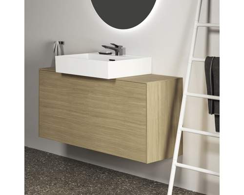 Badezimmer mit Waschtischunterschrank, Aufsatzwaschbecken und Handtuchhalter