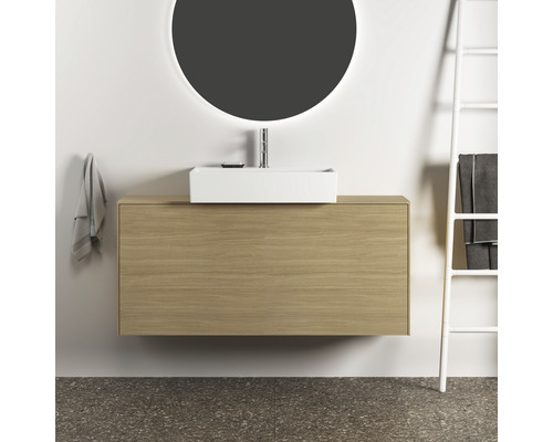 Badezimmer mit Waschtischunterschrank, Waschbecken, Spiegel und Handtuchhalter