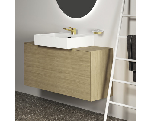 Waschtischunterschrank mit Aufsatzwaschbecken, Armatur und Handtuchhalter im Badezimmer.