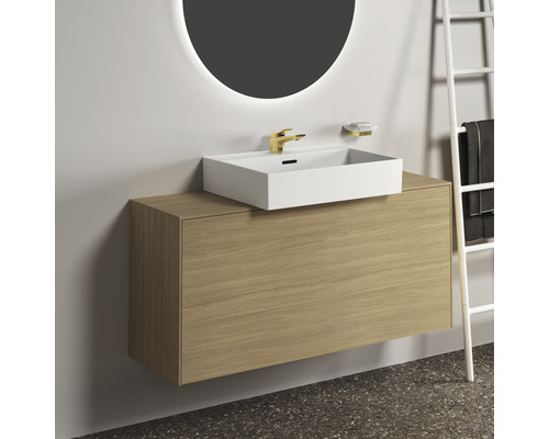 Modernes Badezimmer mit Waschtischunterschrank, Aufsatzwaschbecken, Armatur und Spiegel