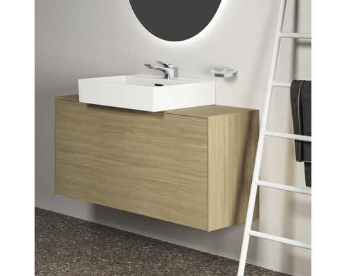 Badezimmer mit Waschbecken, Waschtischunterschrank aus Holz und Handtuchhalter