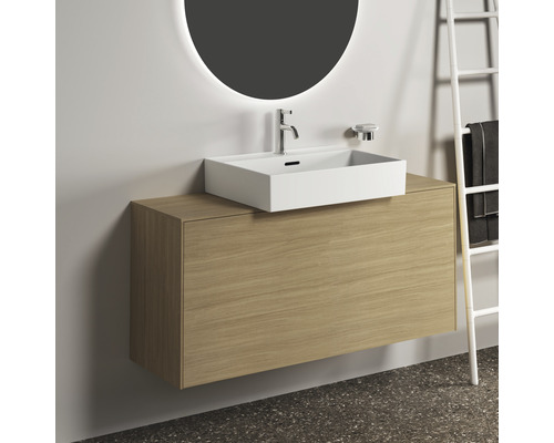 Badezimmer mit Waschtischunterschrank, Aufsatzwaschbecken und beleuchtetem Spiegel