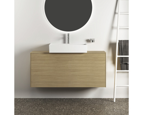 Modernes Badezimmer mit Waschtischunterschrank, Aufsatzwaschbecken, Spiegel und Handtuchleiter