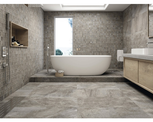 Badezimmer mit Fliesenboden, Mosaikwand und freistehender Badewanne