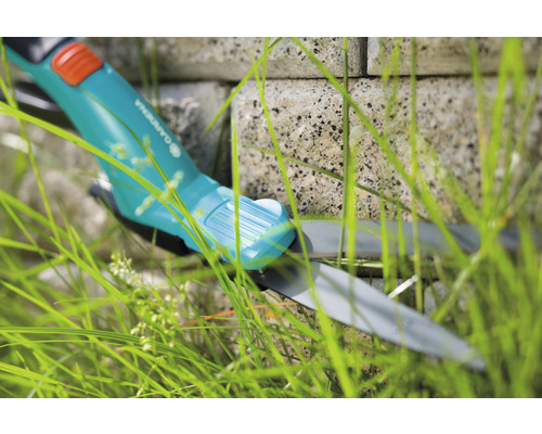 Gardena Grasschere mit Metallklingen im Gras