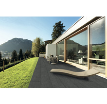 Moderne Terrasse mit Outdoor-Möbeln und Blick auf die Landschaft