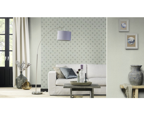 Wohnzimmer mit Sofa, Stehlampe, Tisch und Dekoration