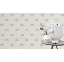 Wand mit Regenbogenmuster neben einem Tisch mit Dekoration